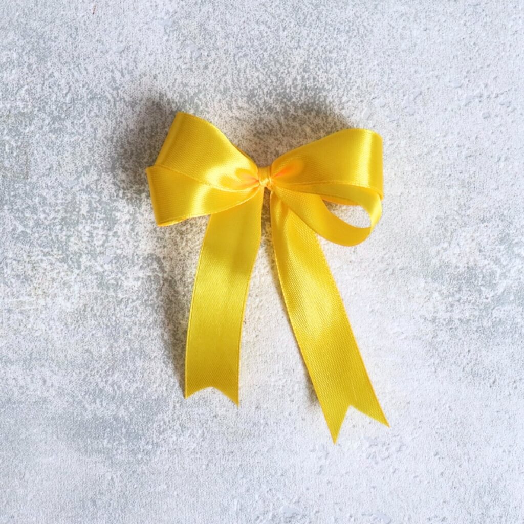 Saténová stuha 20 mm žlutá – detail mašle